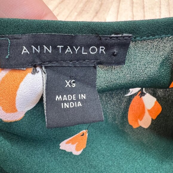 Ann Taylor Green Floral Ruffled Flutter Sleeve Blouse Size XS - Picture 8 of 10